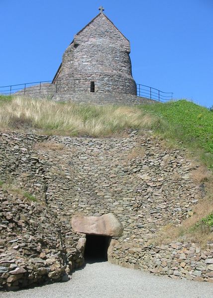 La_Hougue_Bie_entrance_and_chapel.jpg